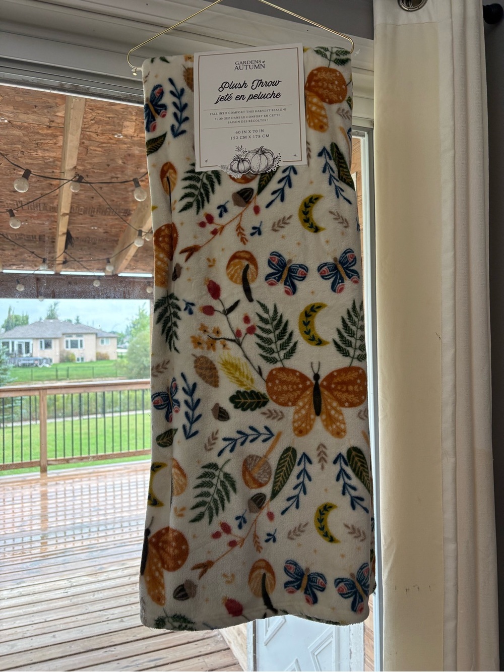 Garden & Autumn Plush Throw Blanket in Cream with Autumn Motif